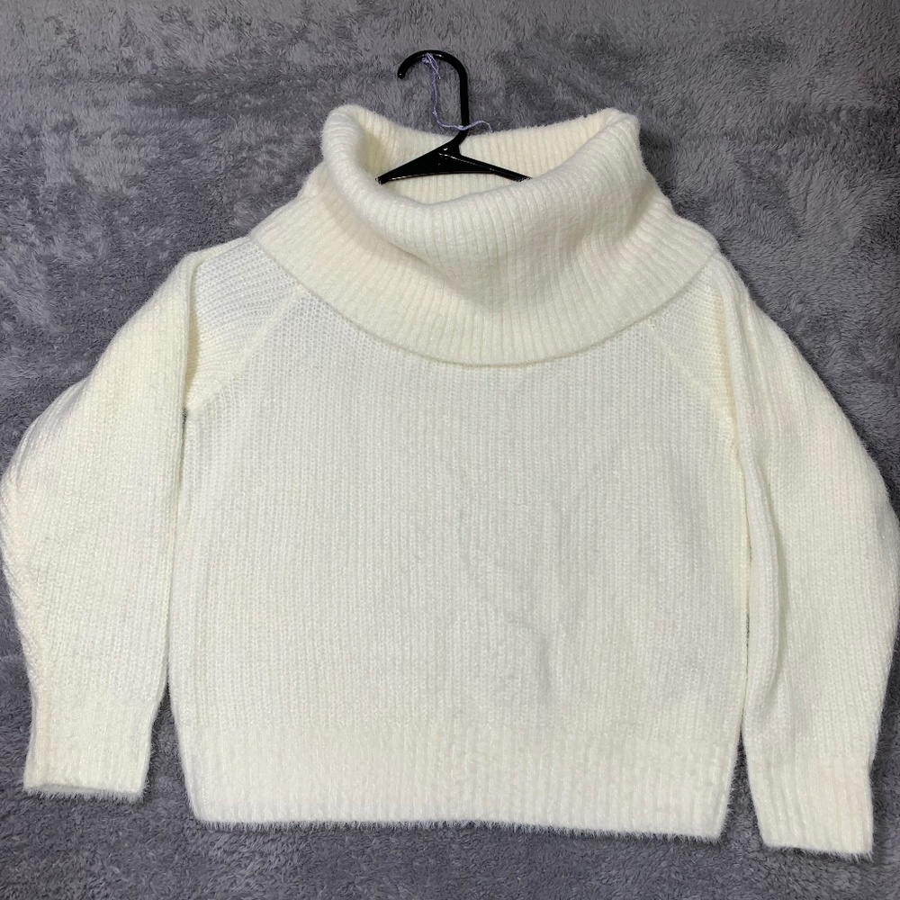 H&M Women's White Turtleneck Sweater Size Small Cozy Knit Polyamide Acrylic
